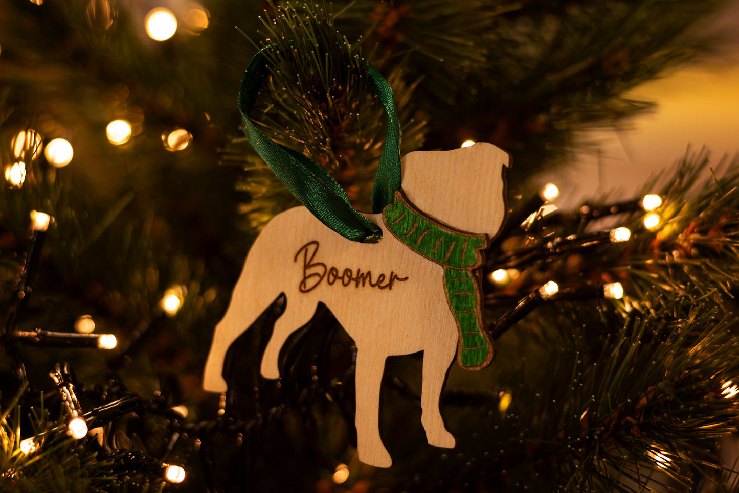 Kersthanger hond met sjaal