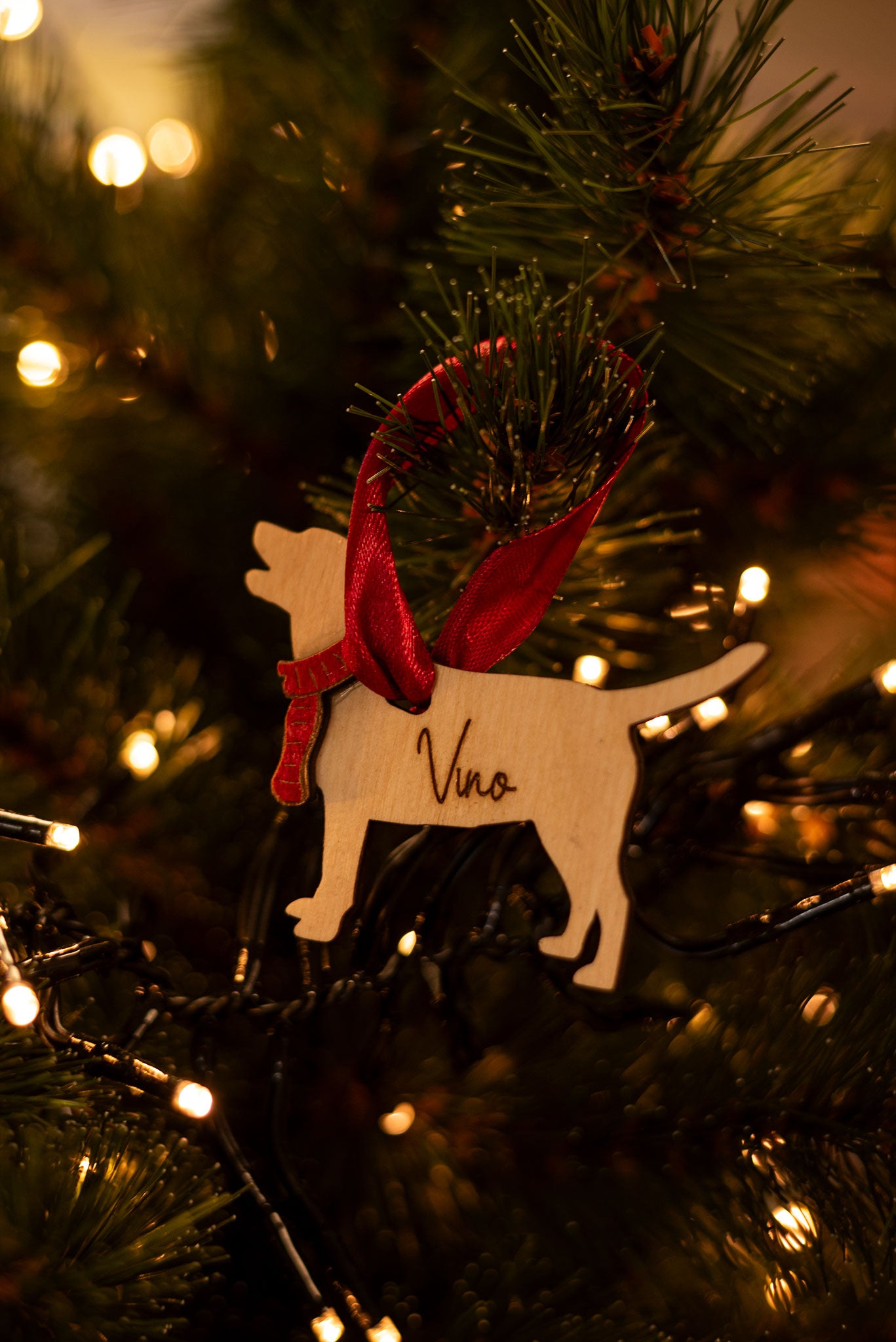 Kersthanger hond met sjaal